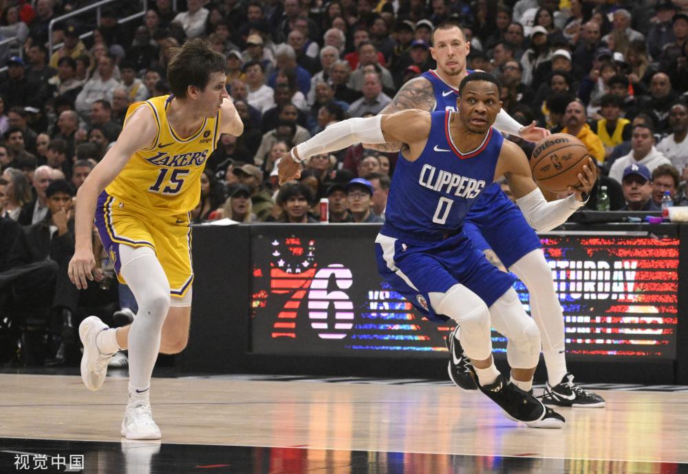 众多球迷纷 众多球迷纷